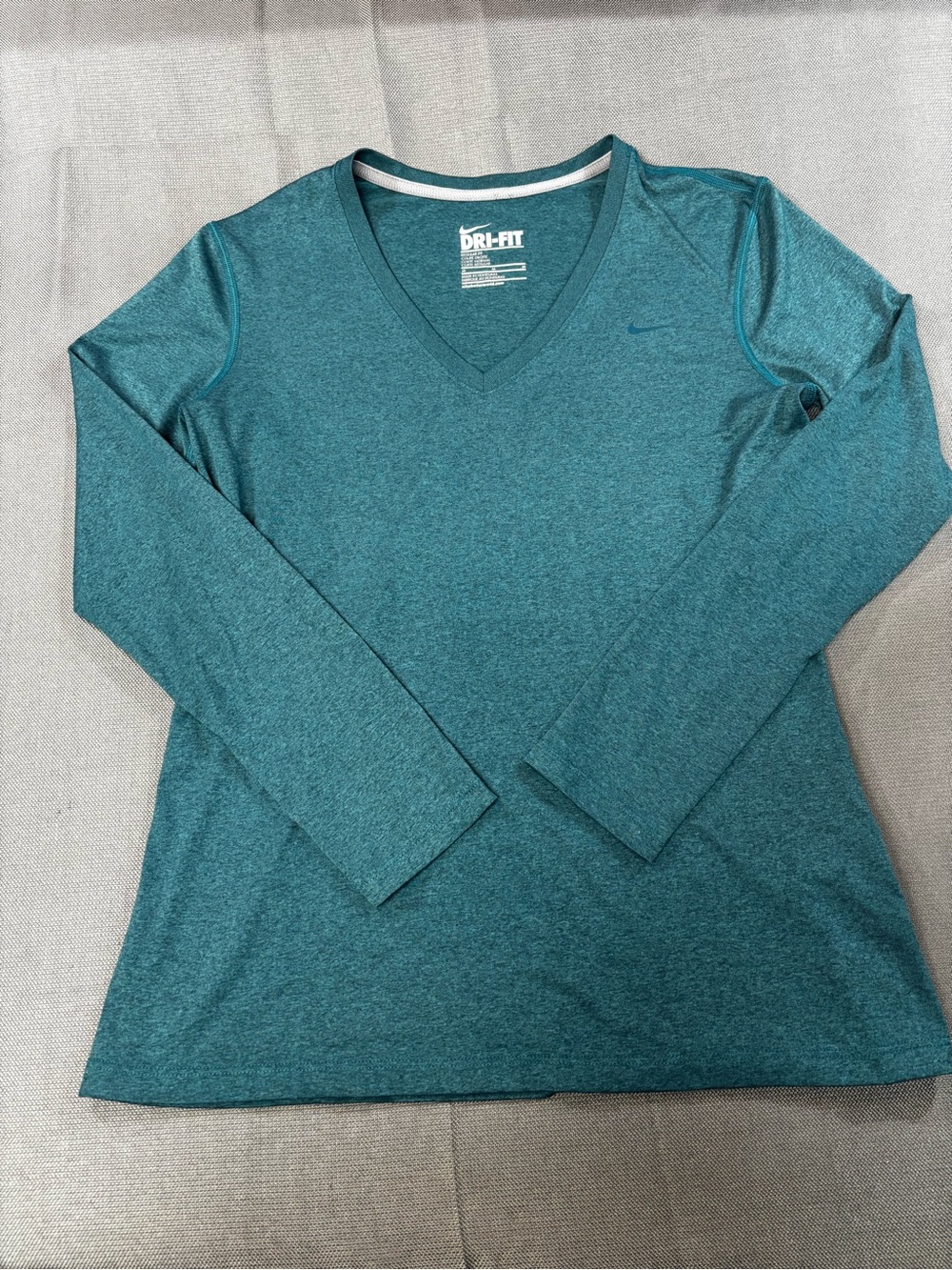 Nike Teal V-Neck Women’s Long Sleeve Dri-FIT Top Size M.